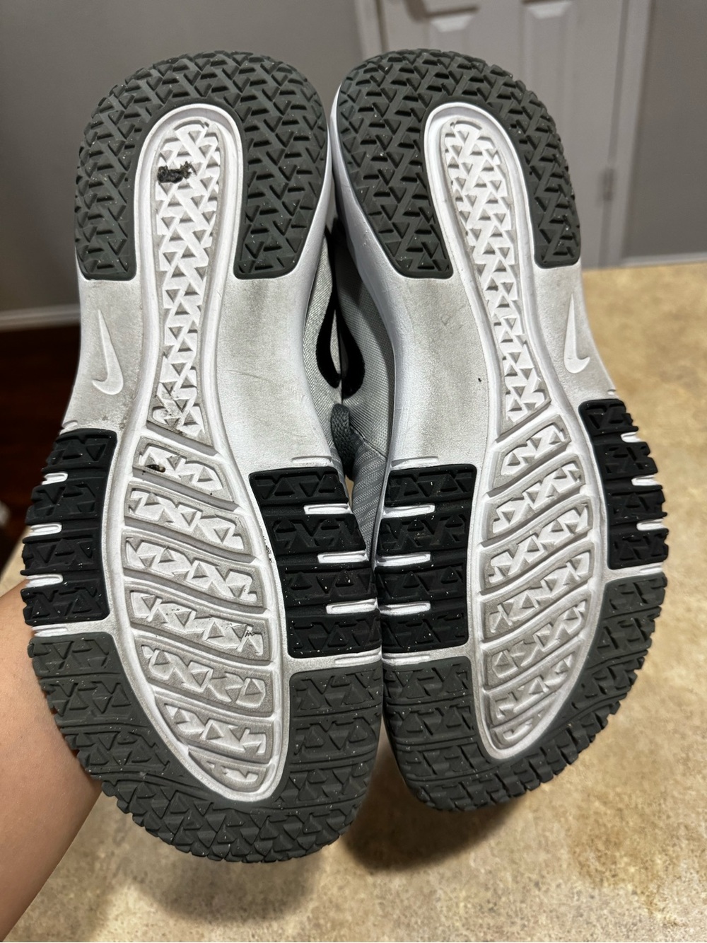 Nike athletic tennis shoes 10 - Picture 6 of 7